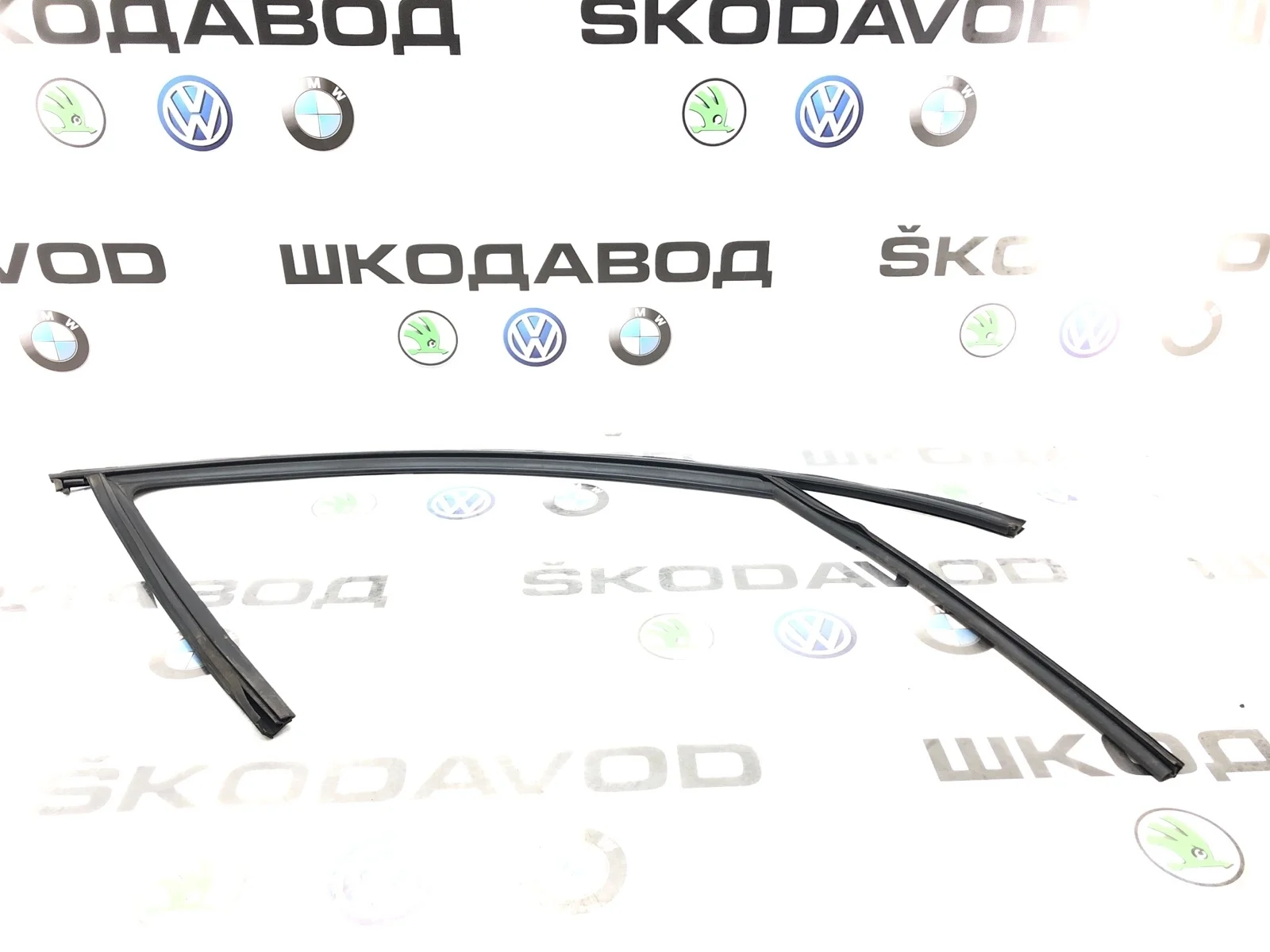 Уплотнитель стекла Skoda Octavia 2017 5E0837432E5AP A7 (5E) 1.6 DDYA, передний правый