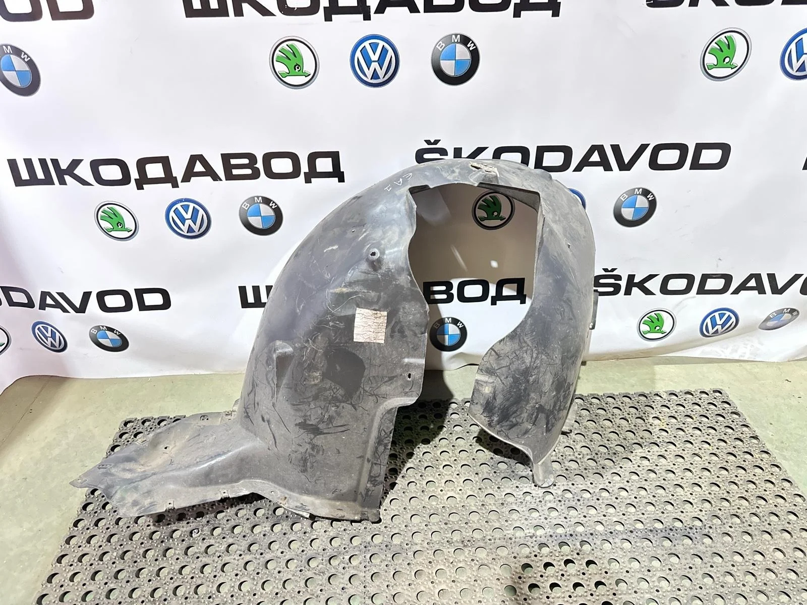 Подкрылок Skoda Yeti 2014 5L0809958B 5L 2.0 CFHC, передний правый