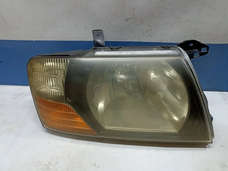 Фара галогеновая Mitsubishi Pajero 2005 MR598118 V78W, передняя правая
