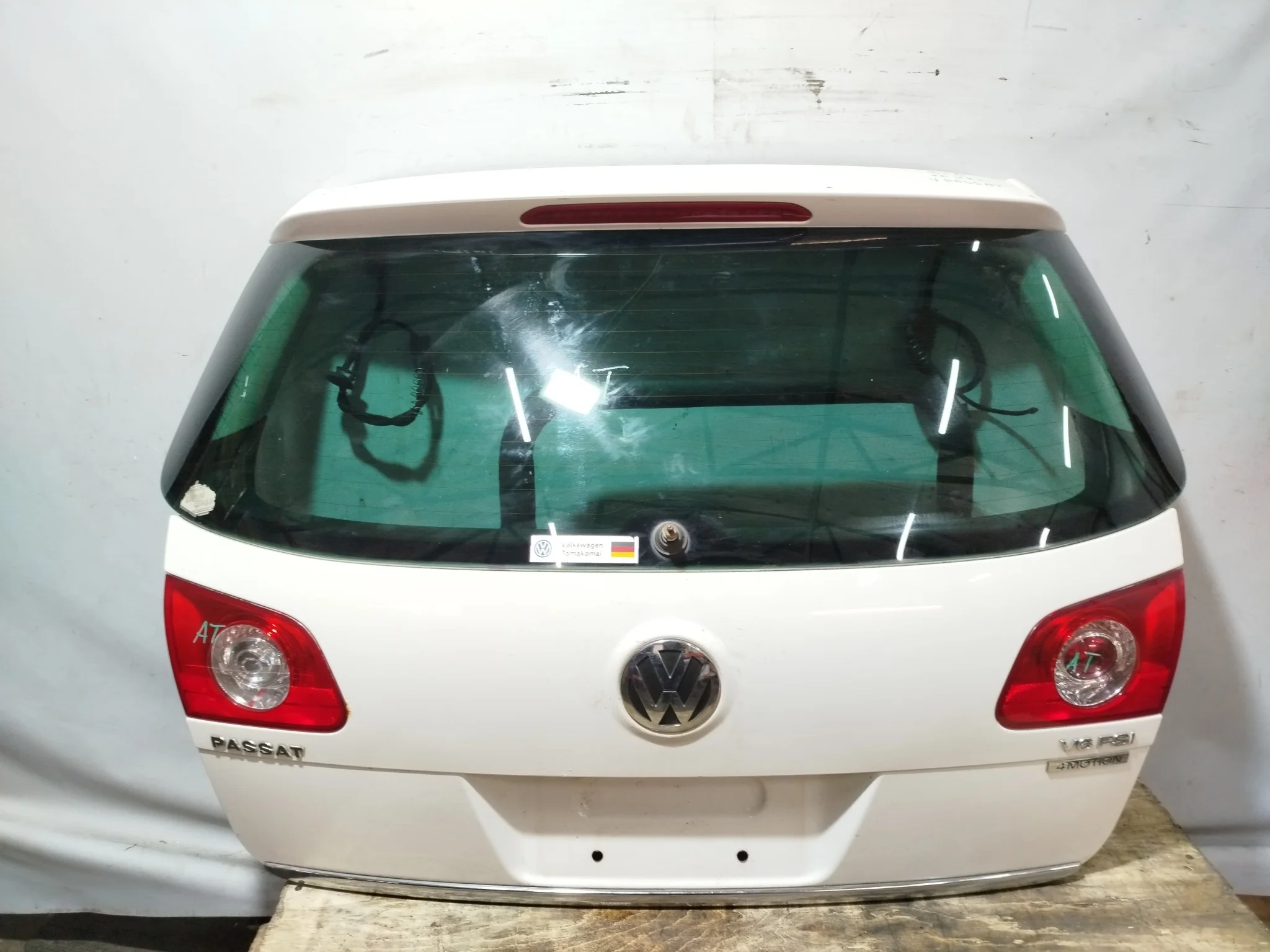ДВЕРЬ ЗАДНЯЯ VOLKSWAGEN PASSAT 3C5 B6 3C9827025N белый, LB9A XE282