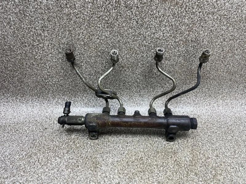 Топливная рейка (рампа) Toyota Land Cruiser 2008 238200W010 J200 1VDF 4.5 AT, левая