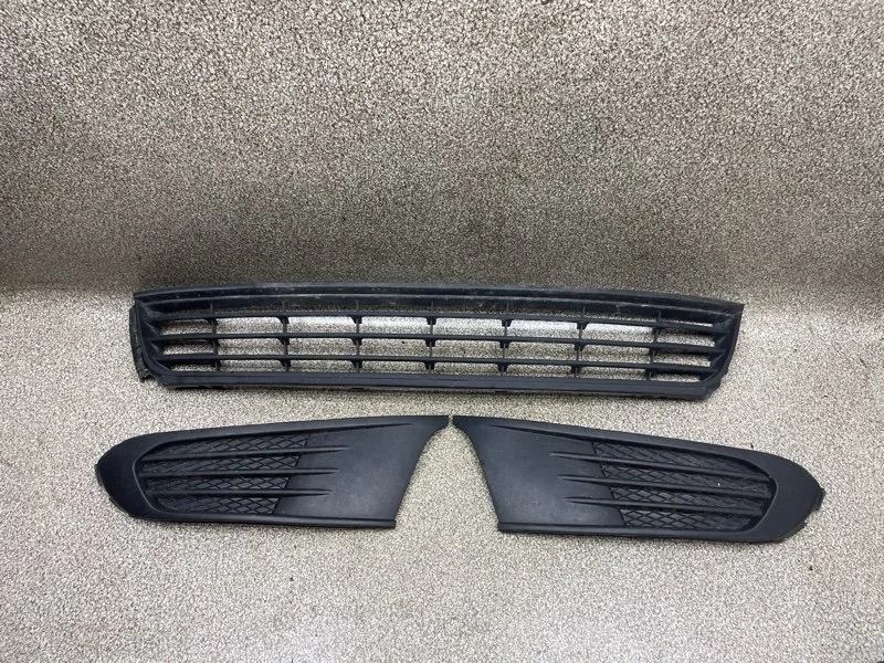 Решетка в бампер Volkswagen Polo 2012 6RU8536779B9