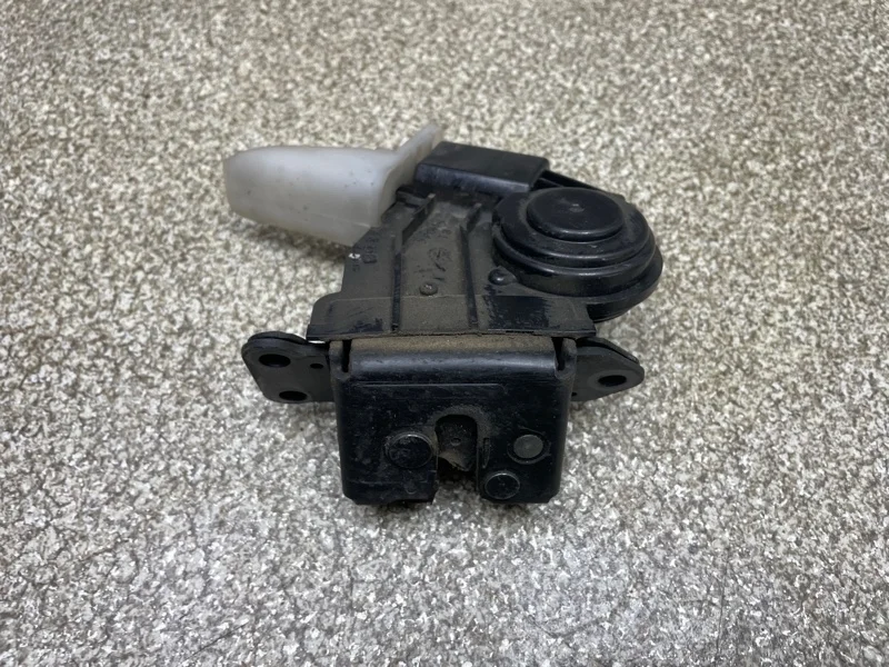 Замок багажника Toyota Land Cruiser 2008 6935060140 J200 1VDF 4.5 AT
