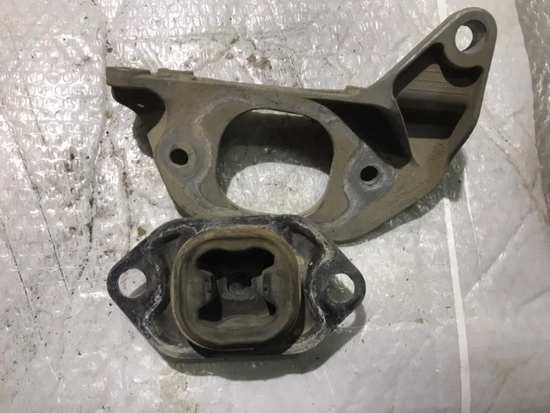 Кронштейн мкпп Renault Duster 2010-2015 8200805803