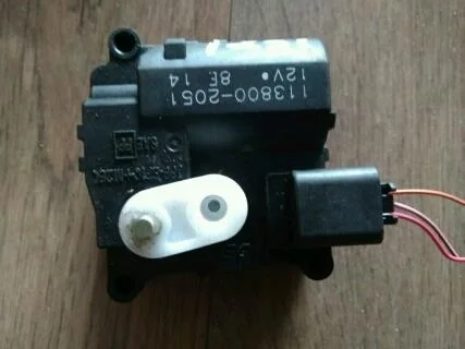 Б.у. сервопривод заслонки печки TOYOTA AVENSIS ZZT251 TOYOTA AVENSIS ZZT251