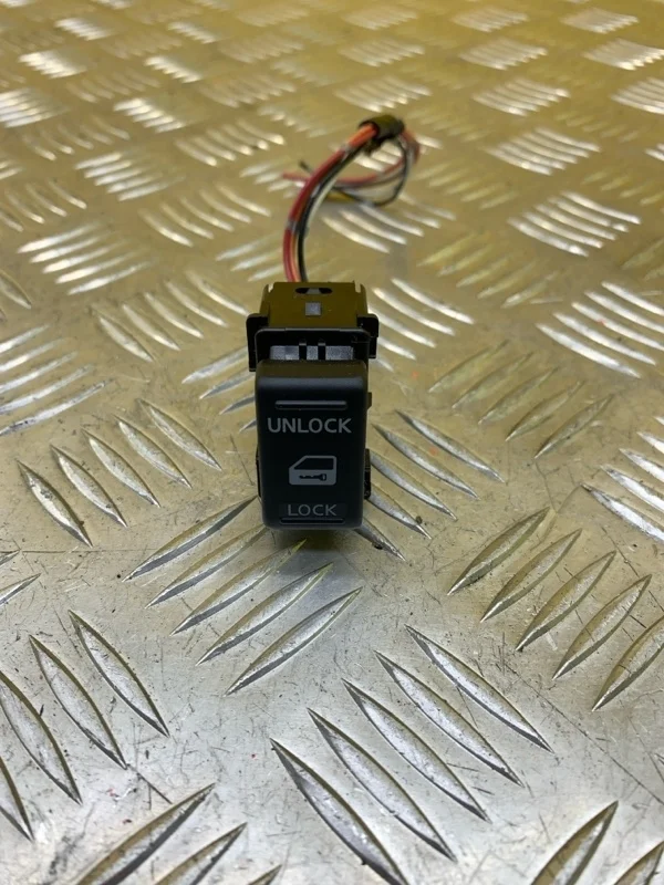 Кнопка (выключатель) Nissan Pathfinder (R51M) 2004-2013 2010 252105X00A 2.5 D YD25DDTI