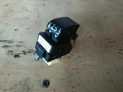 Б.у. кнопка стеклоподъёмника TOYOTA AVENSIS AZT251 TOYOTA AVENSIS AZT251