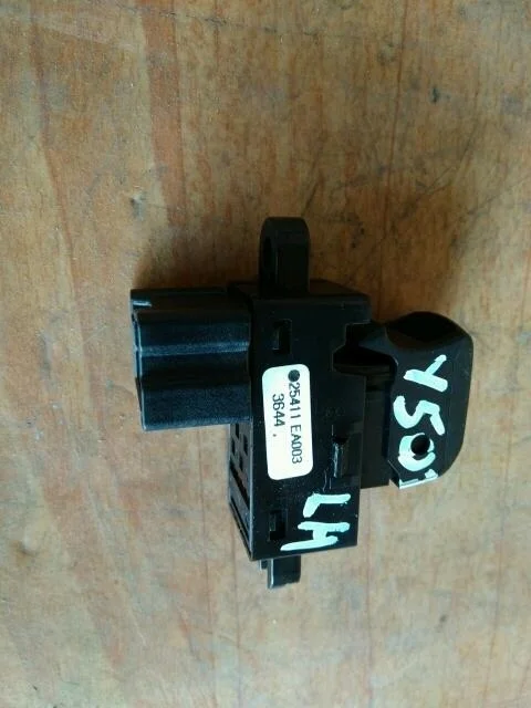 Б.у. кнопка стеклоподъёмника NISSAN FUGA PY50 NISSAN FUGA PY50