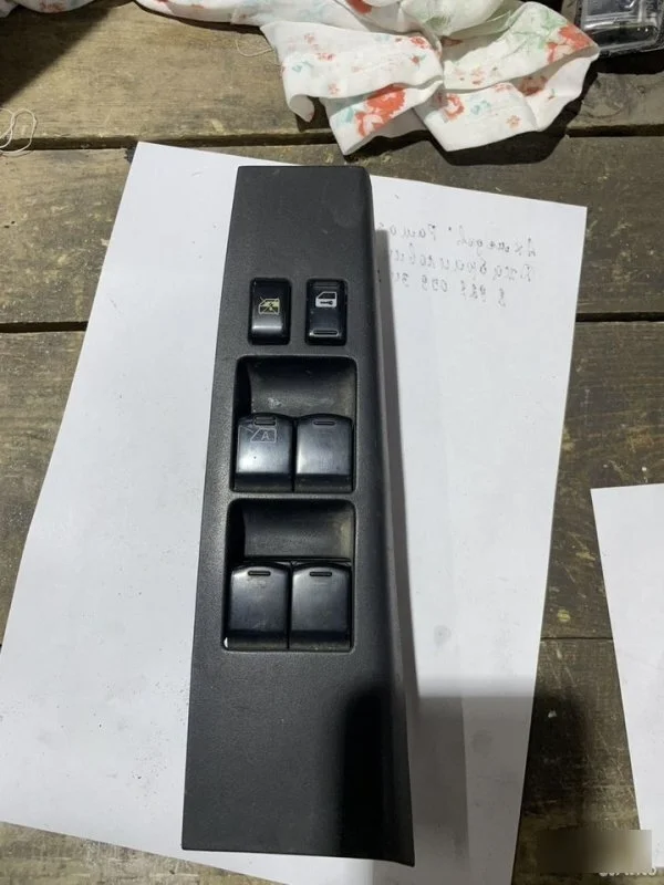 Кнопка стеклоподъемников Nissan Teana J31