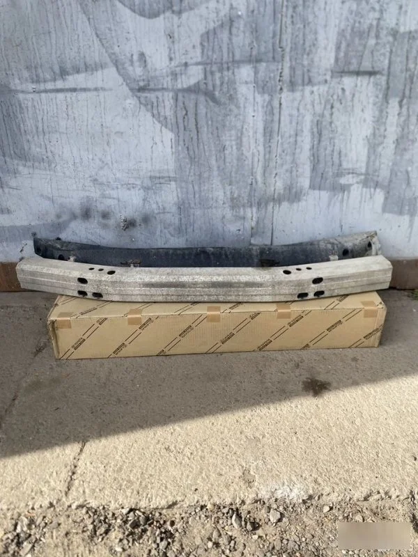 Усилитель бампера Toyota Land Cruiser 200