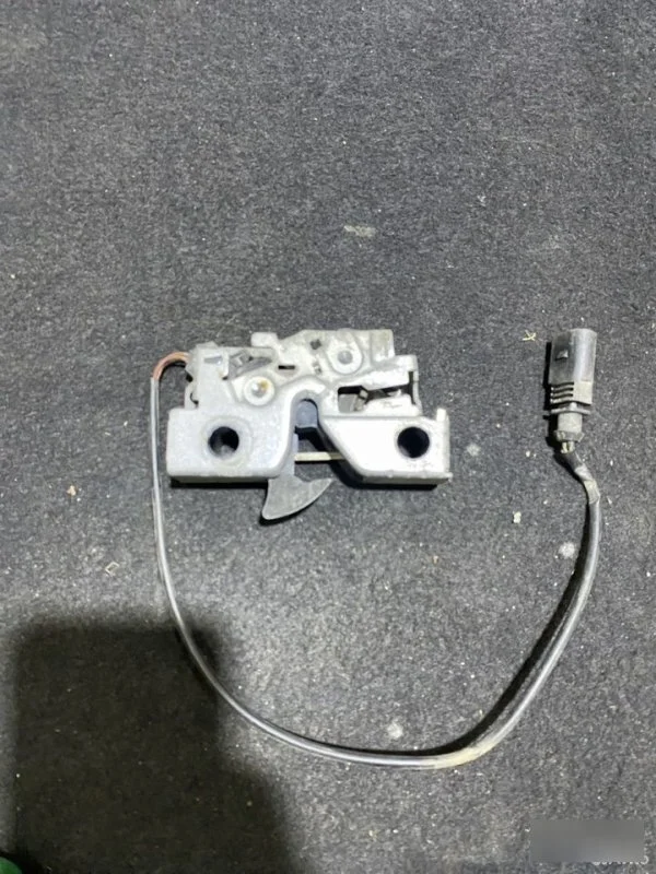 Замок капота Skoda Octavia A7