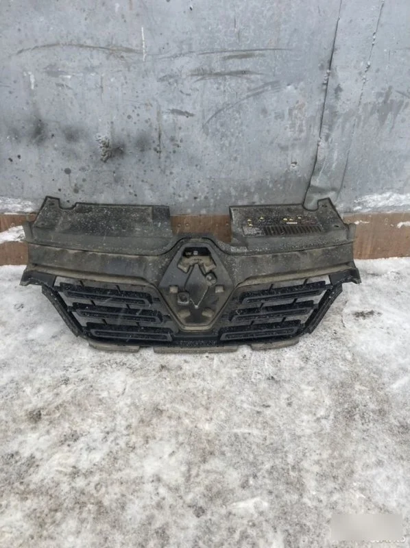 Решетка радиатора Renault Logan 2