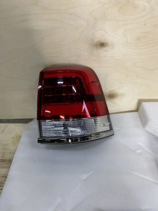 Фонарь Toyota Land Cruiser 200