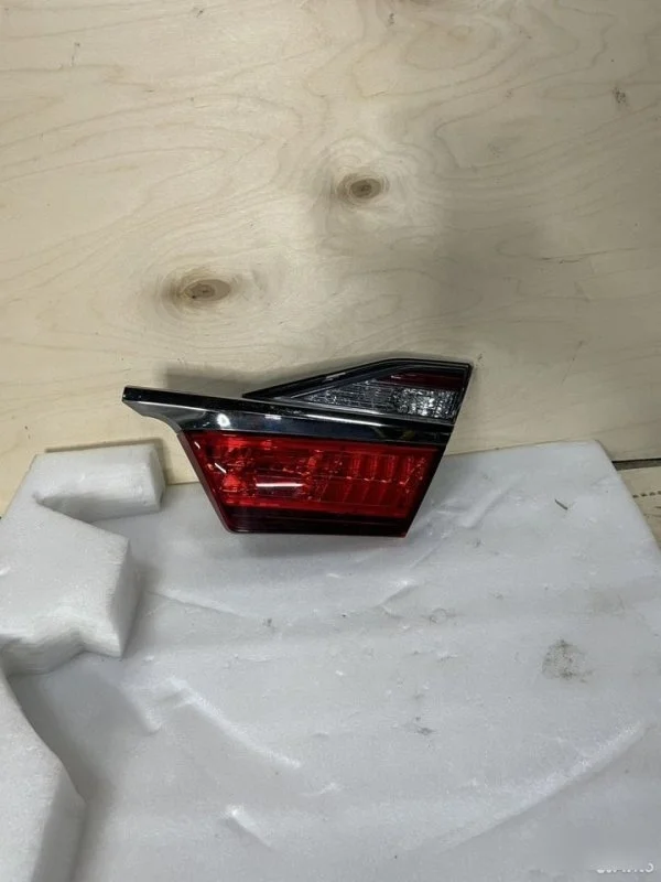Фонарь в крышку багажника Toyota Camry V55
