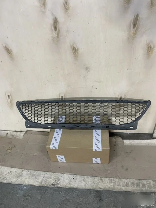 Решетка бампера Renault Logan