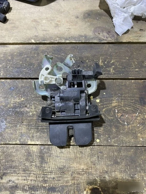 Замок крышки багажника Skoda Octavia A7