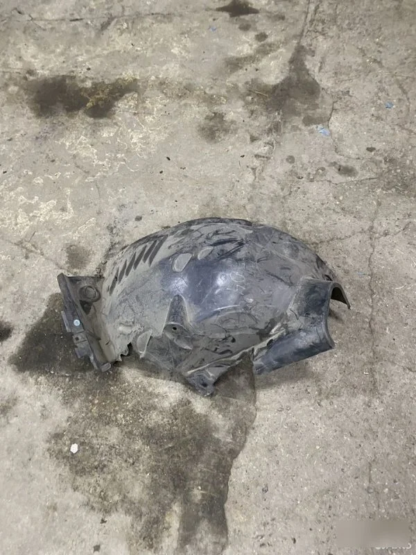 Подкрылок Mercedes-Benz W204