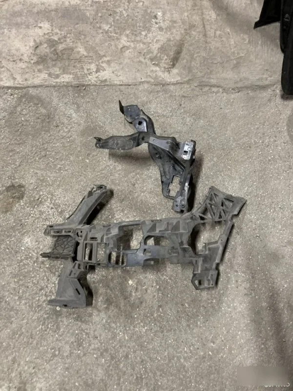 Кронштейн бампера Mercedes-Benz W204