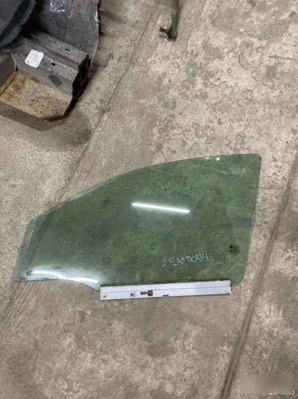 Стекло двери Opel Astra H