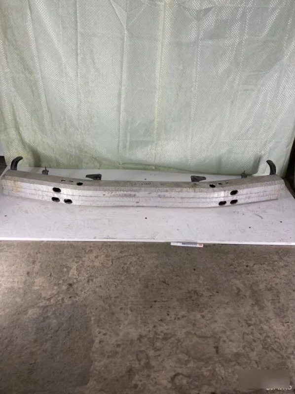 Усилитель бампера Toyota Land Cruiser 200