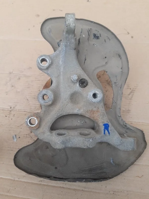 Кулак поворотный Mercedes-Benz W204