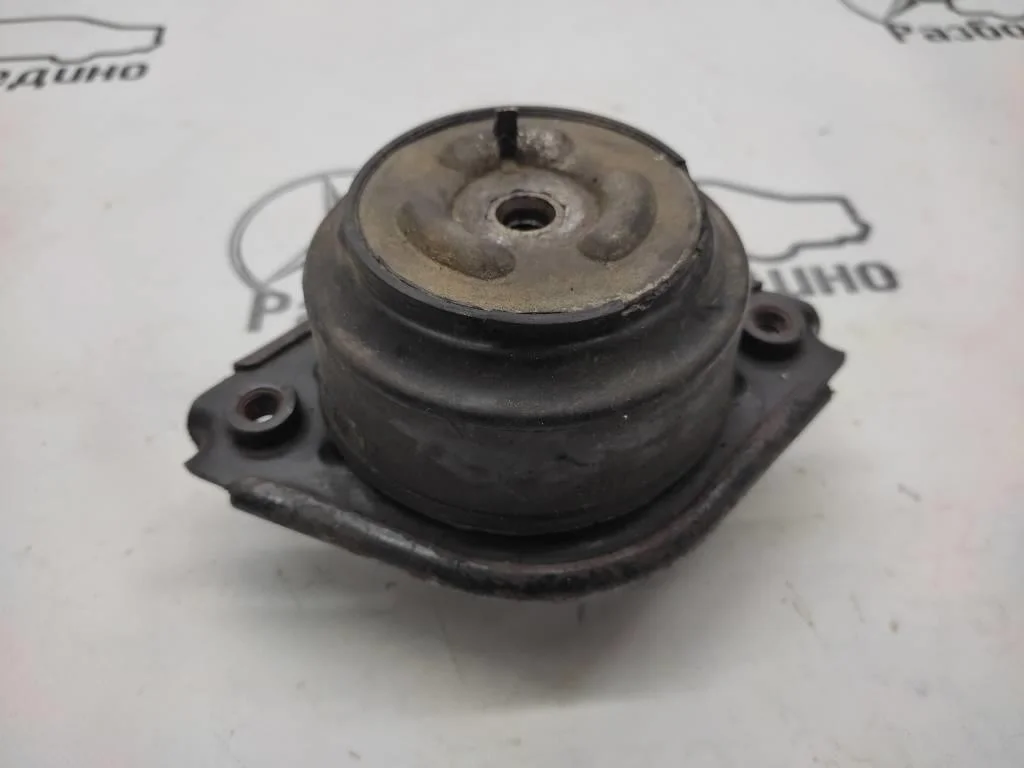 Опора двигателя Mercedes-Benz