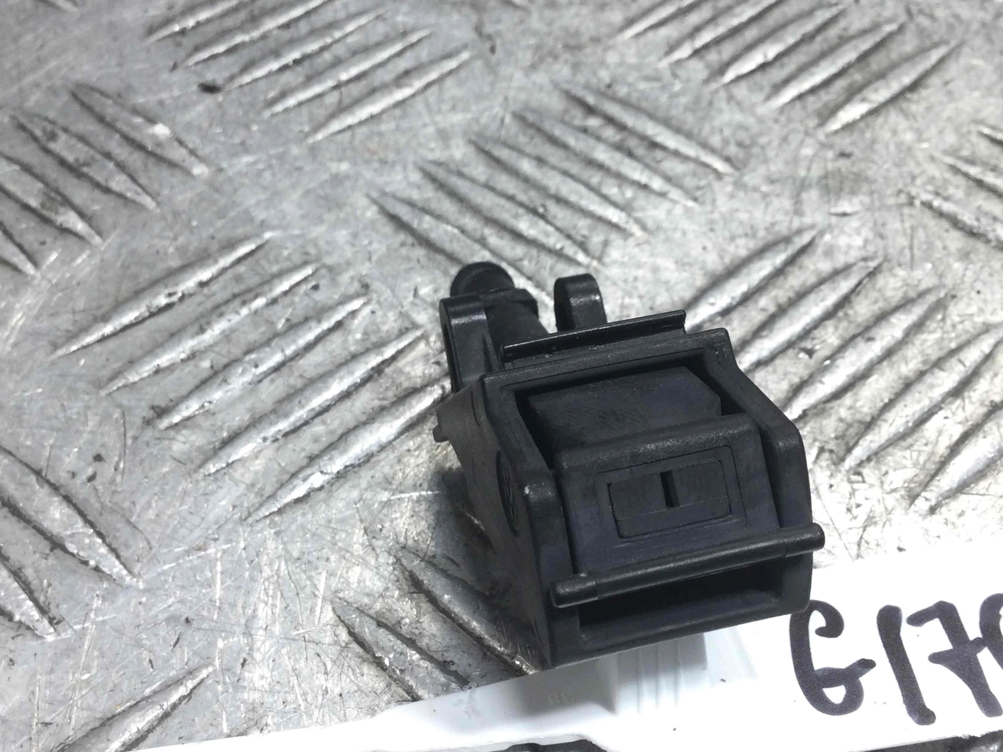 Форсунка омывателя Volkswagen Golf 4 поколение (1997-2004) бензин 1.6 i Механика 5-дв, х/б