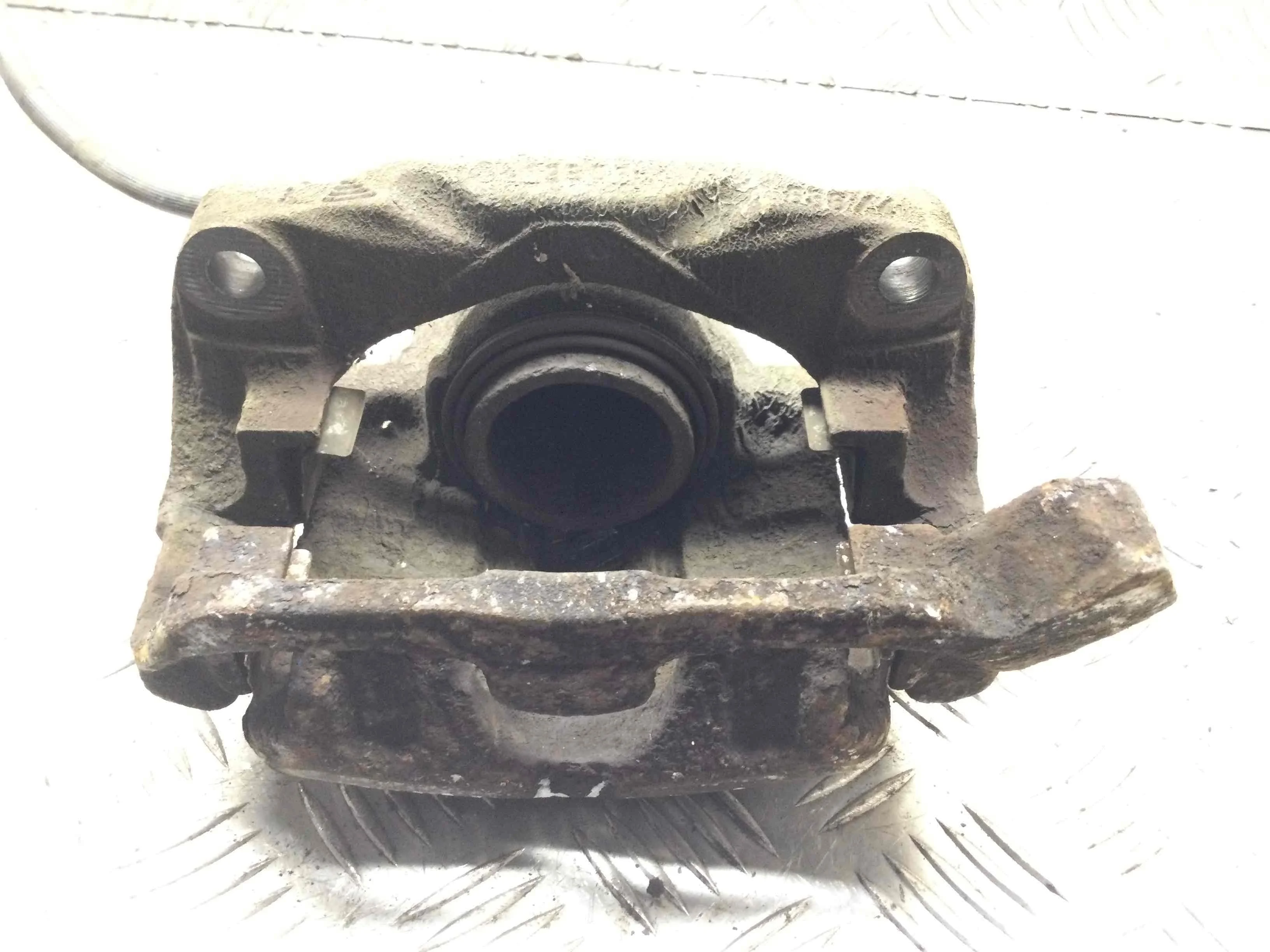 Суппорт передний левый Renault Scenic 2 поколение (2003-2006) бензин 1.6 i Механика Минивэн