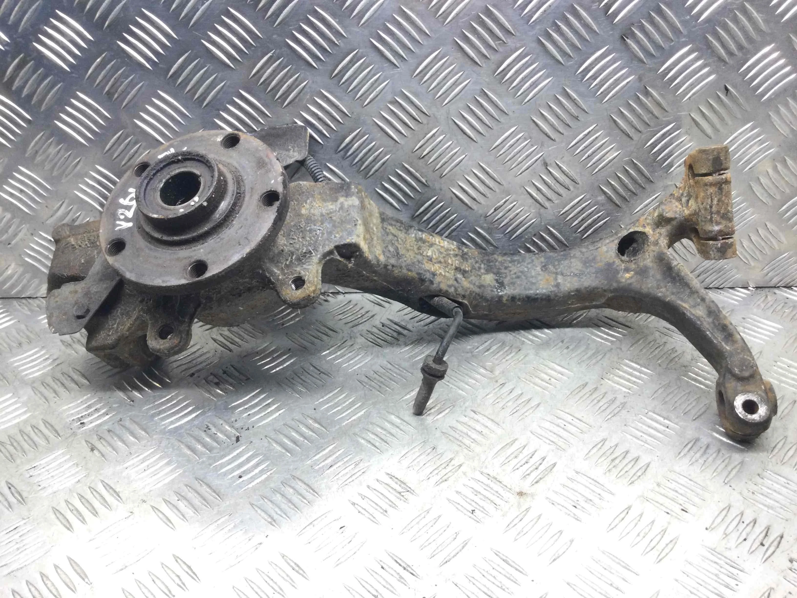 Ступица передняя левая Volkswagen Passat B5 (1996-2000) бензин 1.8 i Механика Универсал