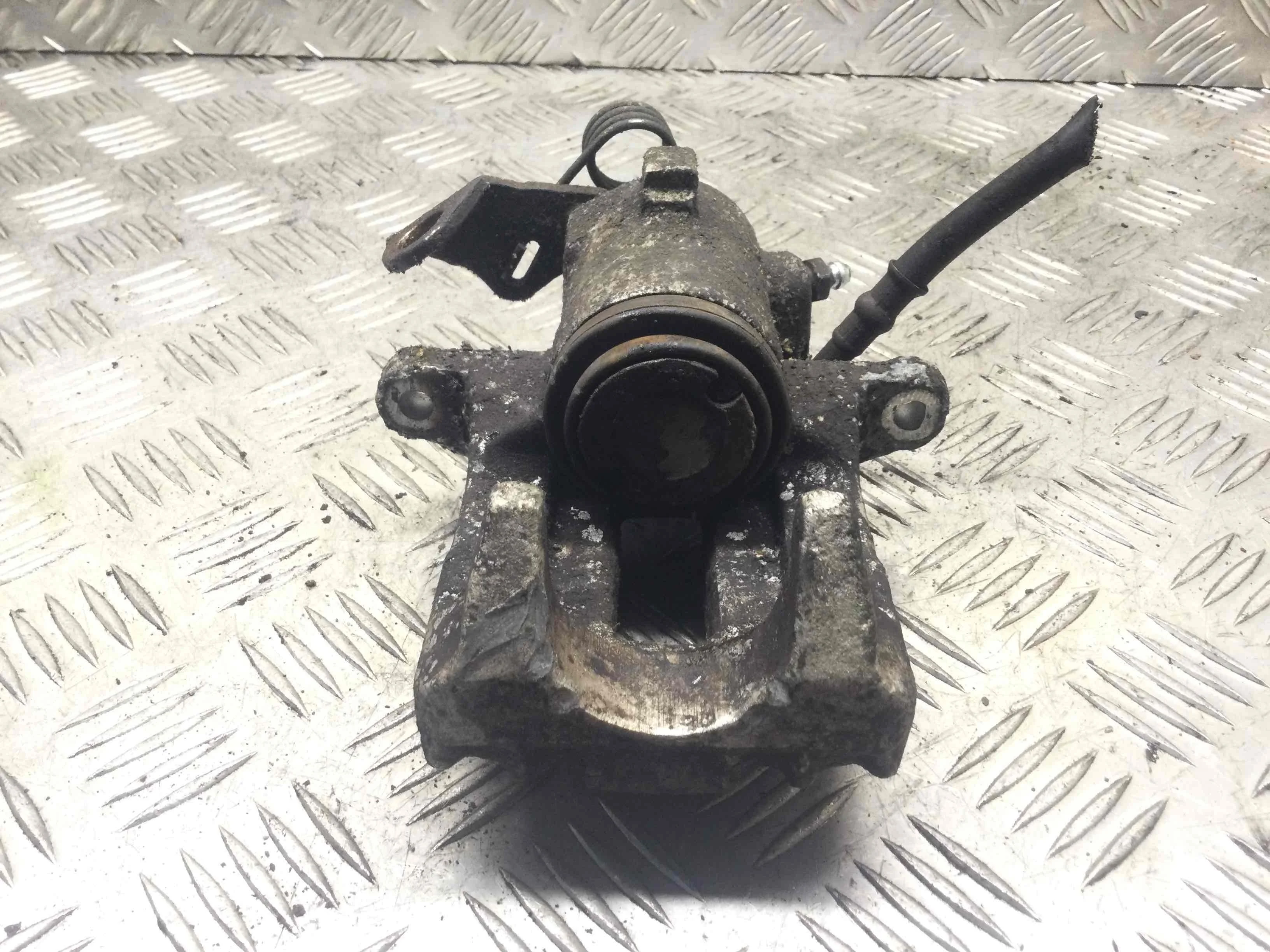 Суппорт задний левый Volkswagen Golf 4 поколение (1997-2004) бензин 1.4 i Механика Х/б