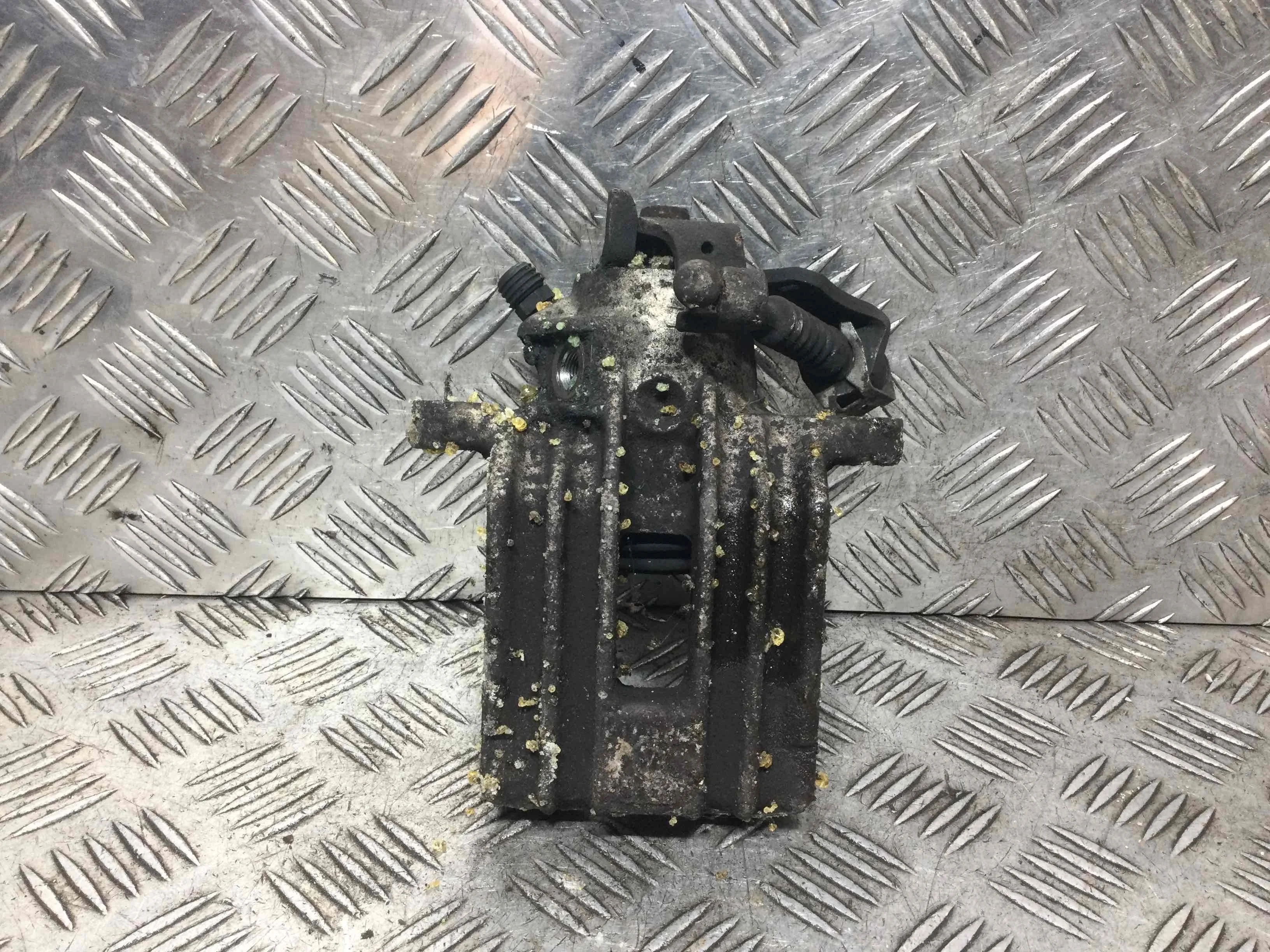 Суппорт задний левый Volkswagen Golf 4 поколение (1997-2004) бензин 1.6 i Механика Х/б