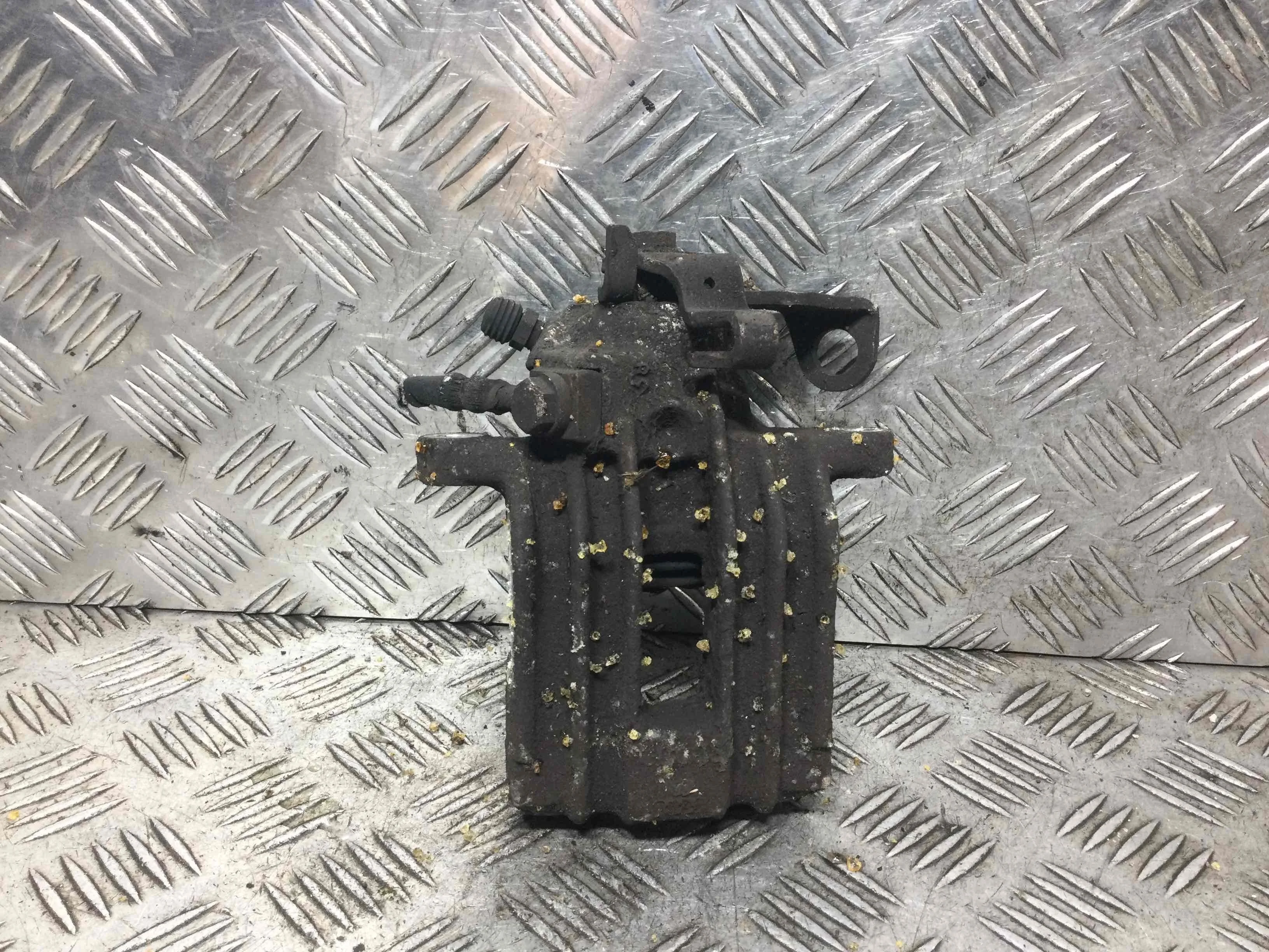 Суппорт задний левый Volkswagen Golf 4 поколение (1997-2004) бензин 1.4 i Механика Х/б