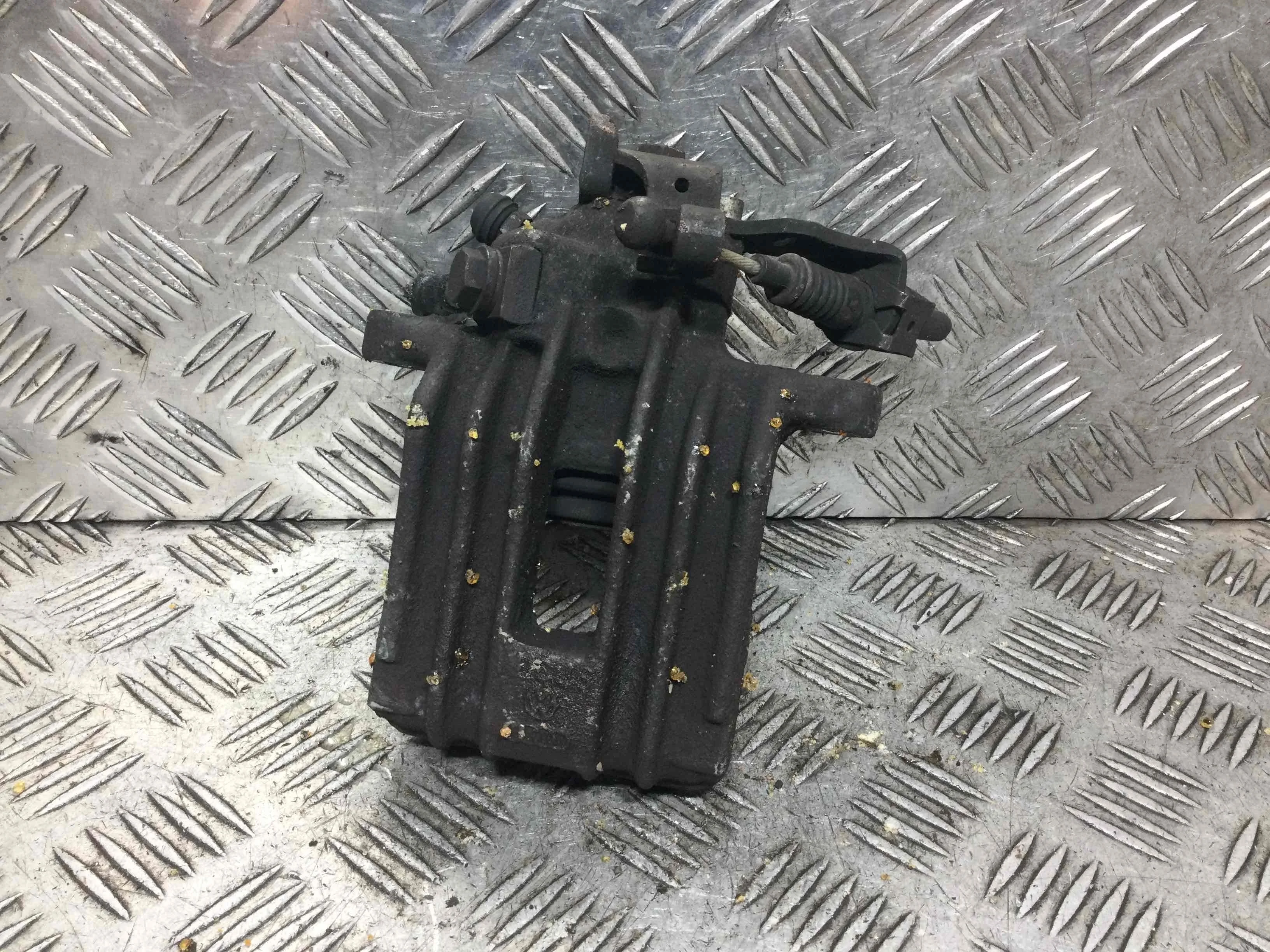 Суппорт задний левый Volkswagen Golf 4 поколение (1997-2004) бензин 1.4 i Механика Х/б