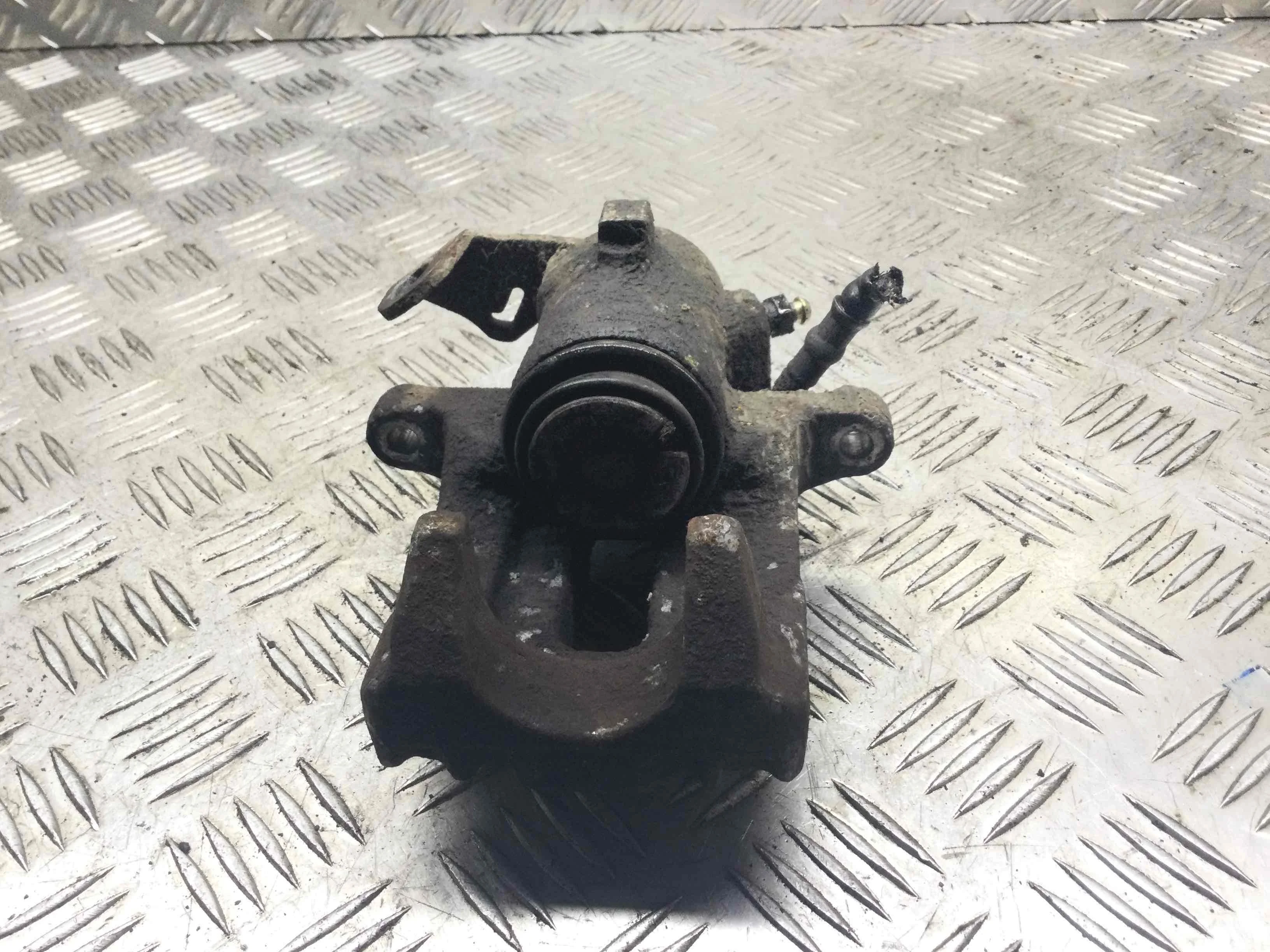 Суппорт задний левый Volkswagen Golf 4 поколение (1997-2004) бензин 1.4 i Механика Х/б