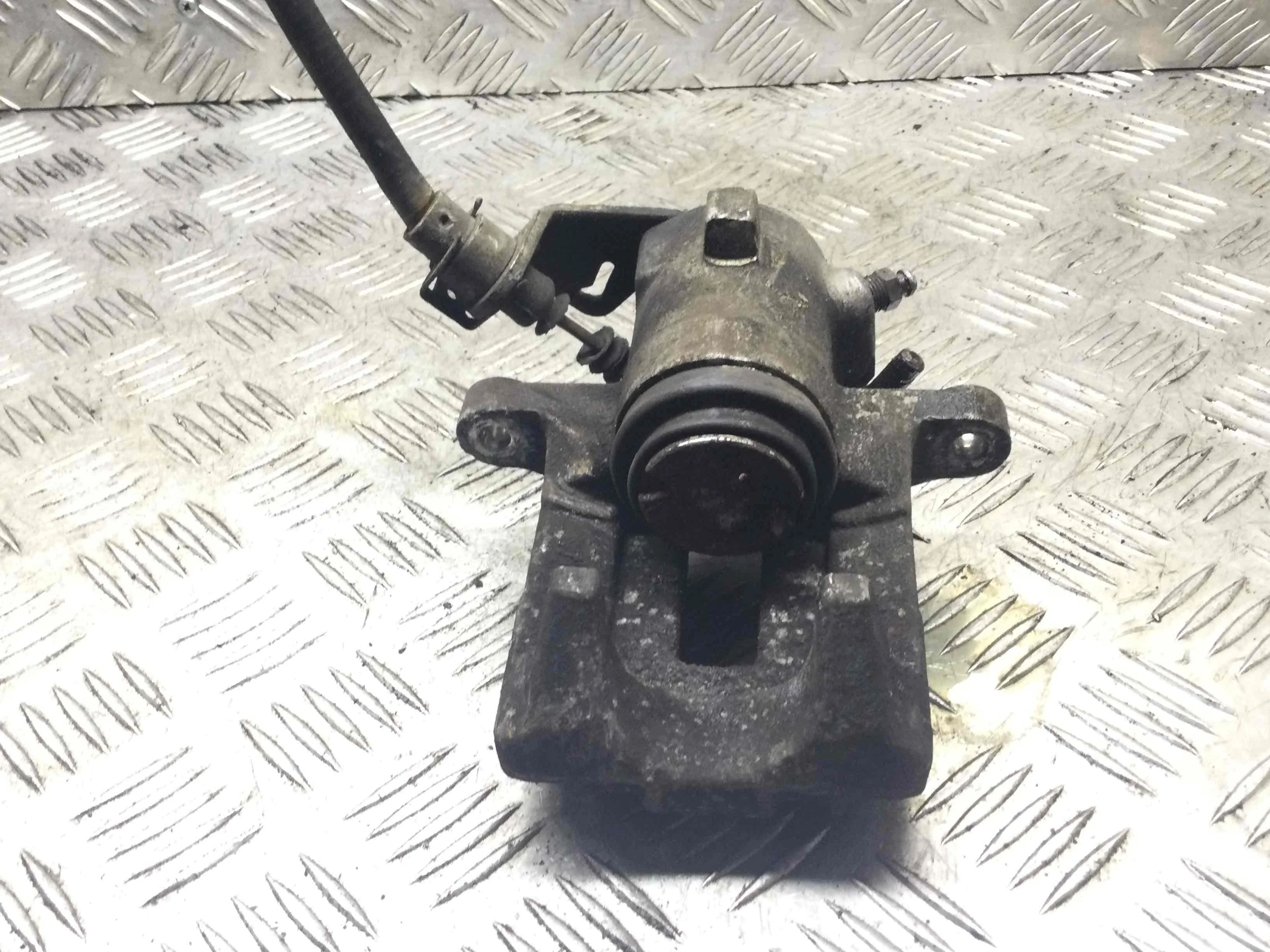 Суппорт задний левый Volkswagen Golf 4 поколение (1997-2004) бензин 1.4 i Механика Х/б