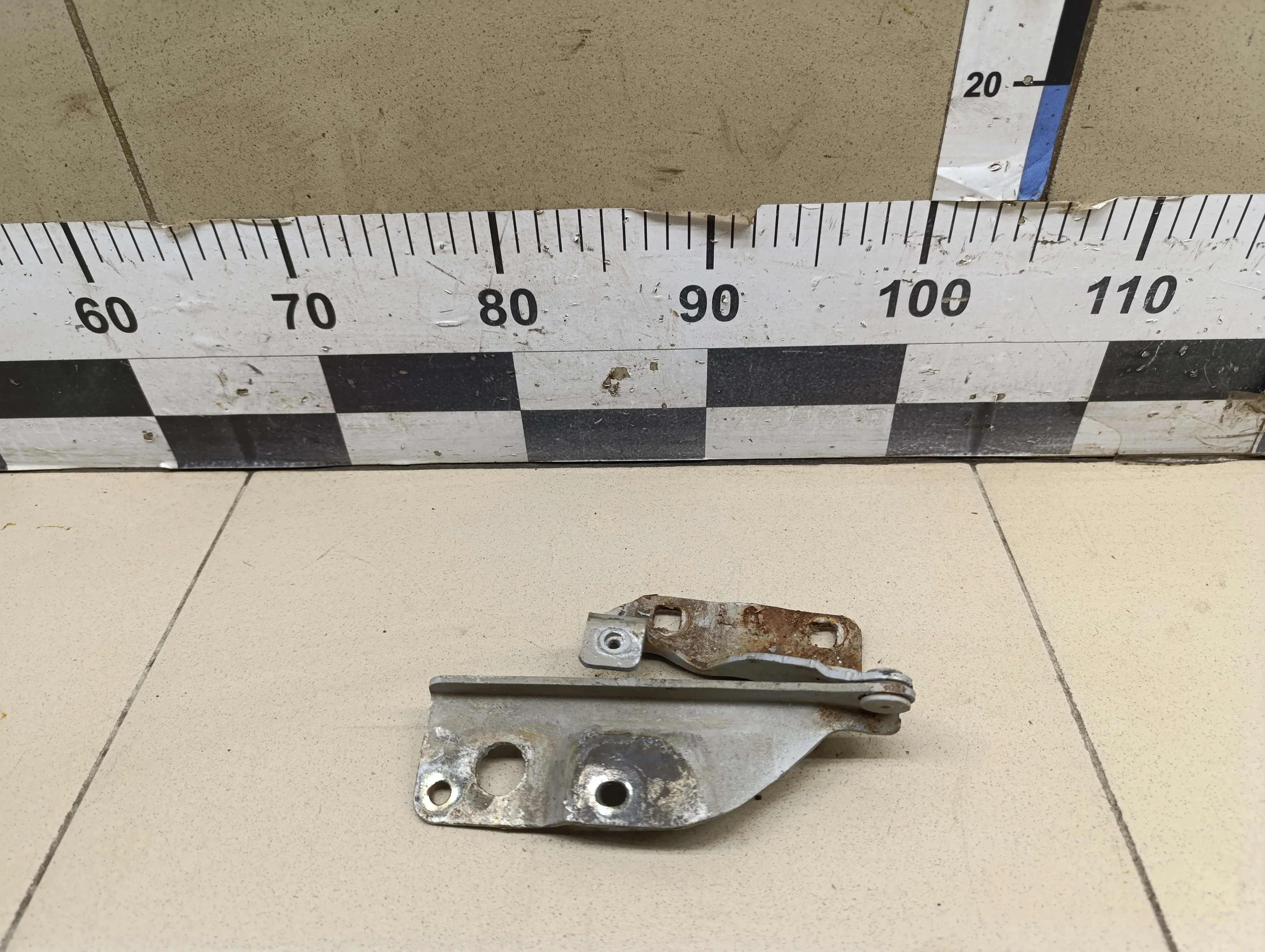 Петля капота правая Almera N16 2000-2006