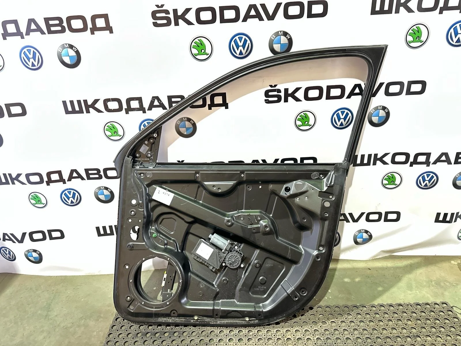 Щит стеклоподъёмника Volkswagen Touareg 2007 7L0837461F 1 GP РЕСТАЙЛИНГ 3.0 BKS, передний правый