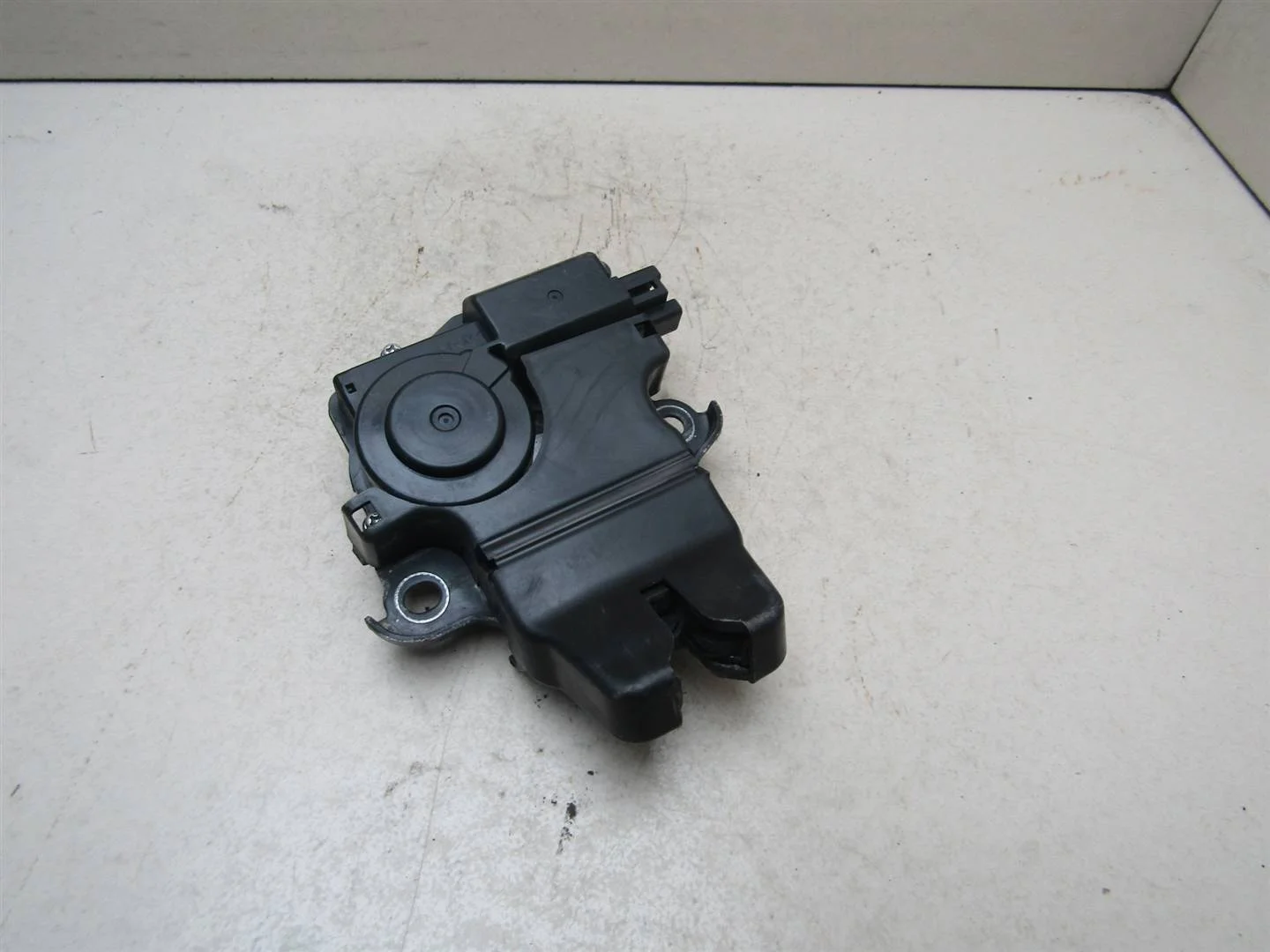 Замок багажника Toyota Avensis II 2003-2008  [6460005011]  1.8 16V 1ZZFE в Вологде
