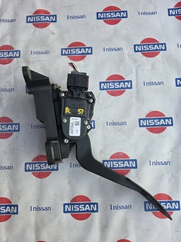 Педаль газа Nissan Pathfinder 2006 18002EB400 R51 YD25, передняя
