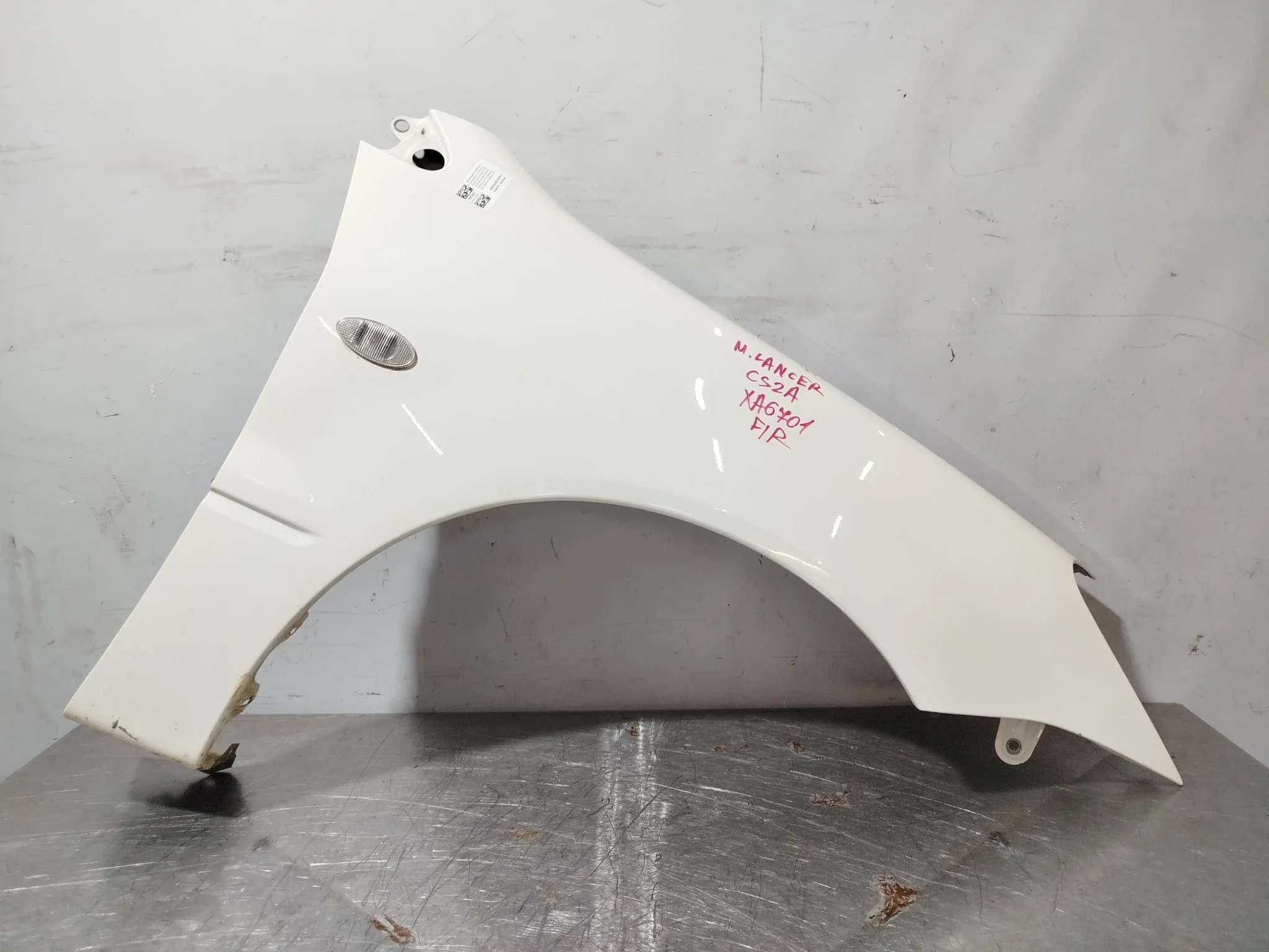 КРЫЛО MITSUBISHI LANCER CS1A CS2A CS2W CS3A CS3W CS5A CS5W CS6A CS6W CS7A CS7W CS9W 5220A734 MN150624 ПЕРЕДНЕЕ ПРАВОЕ белый, W37 XA6701