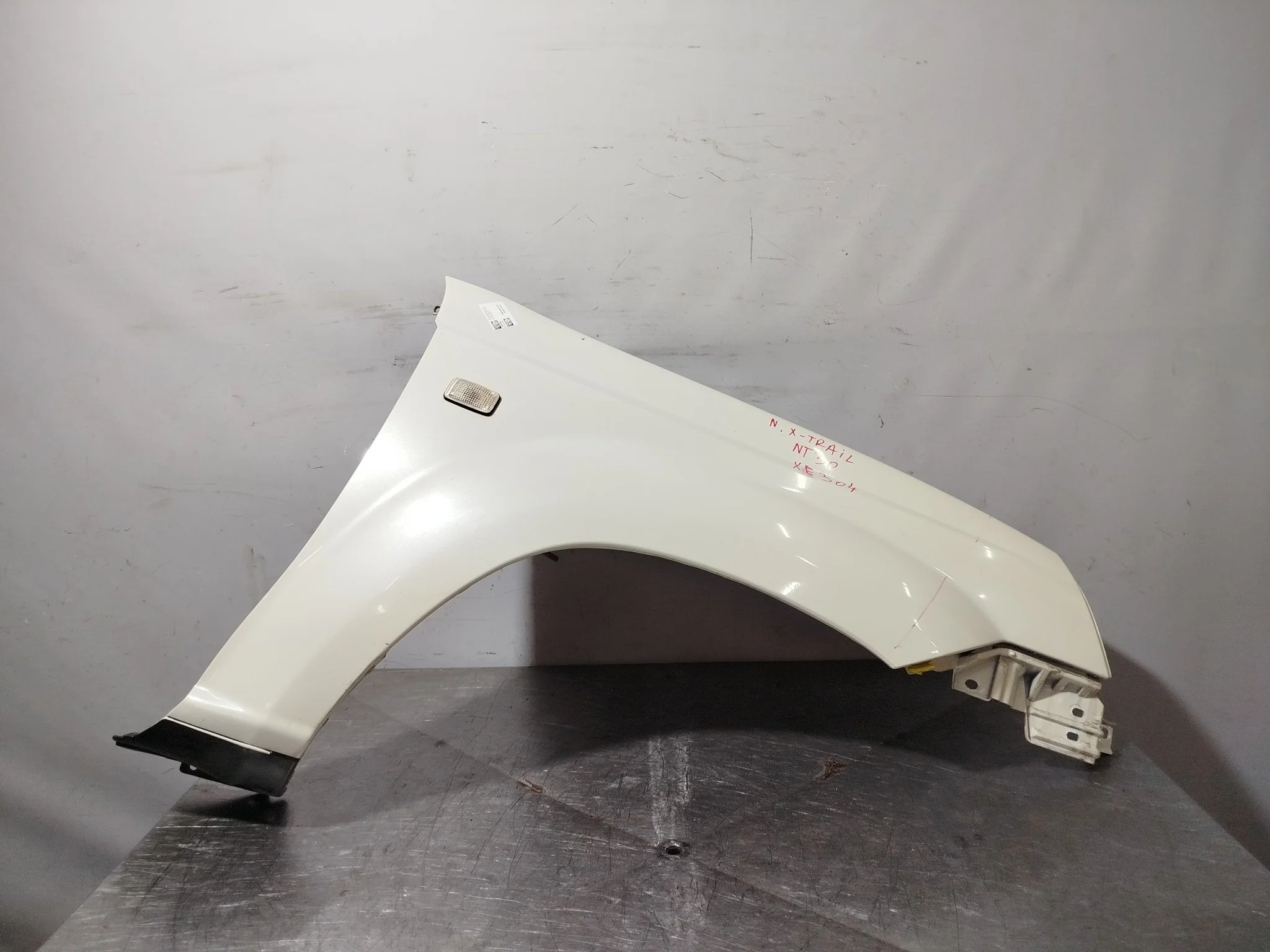 КРЫЛО NISSAN X-TRAIL NT30 PNT30 T30 631128H400 ПЕРЕДНЕЕ ПРАВОЕ белый, QX1 XE304