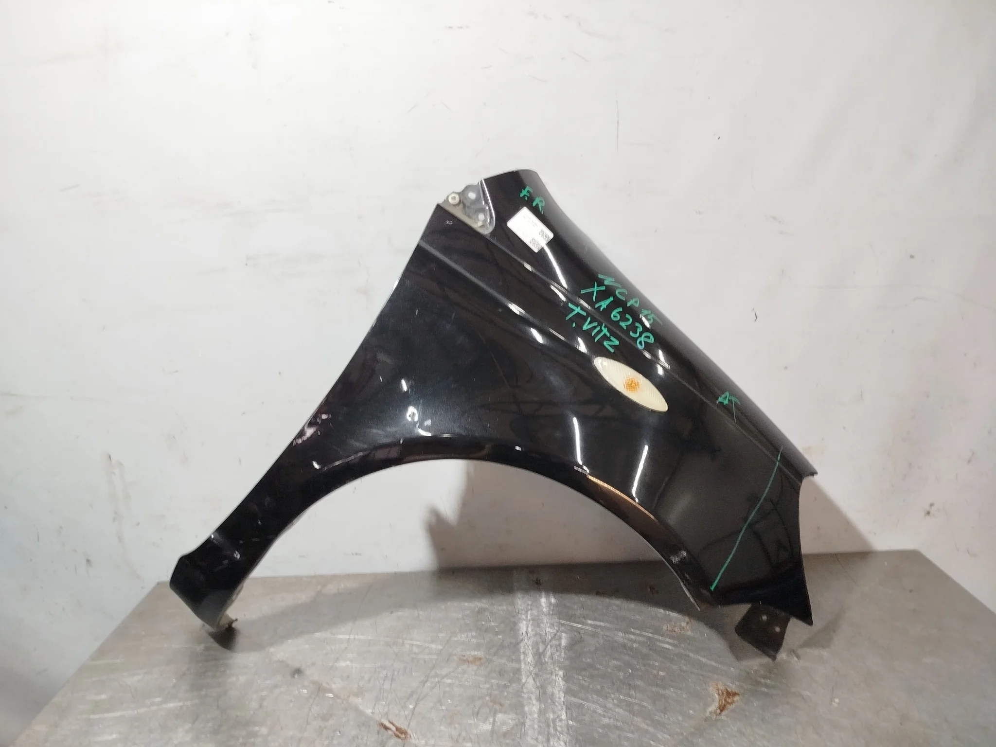 КРЫЛО TOYOTA VITZ YARIS NCP10 NCP13 NCP15 SCP10 SCP13 5381152010 ПЕРЕДНЕЕ ПРАВОЕ черный, 209 XA6238