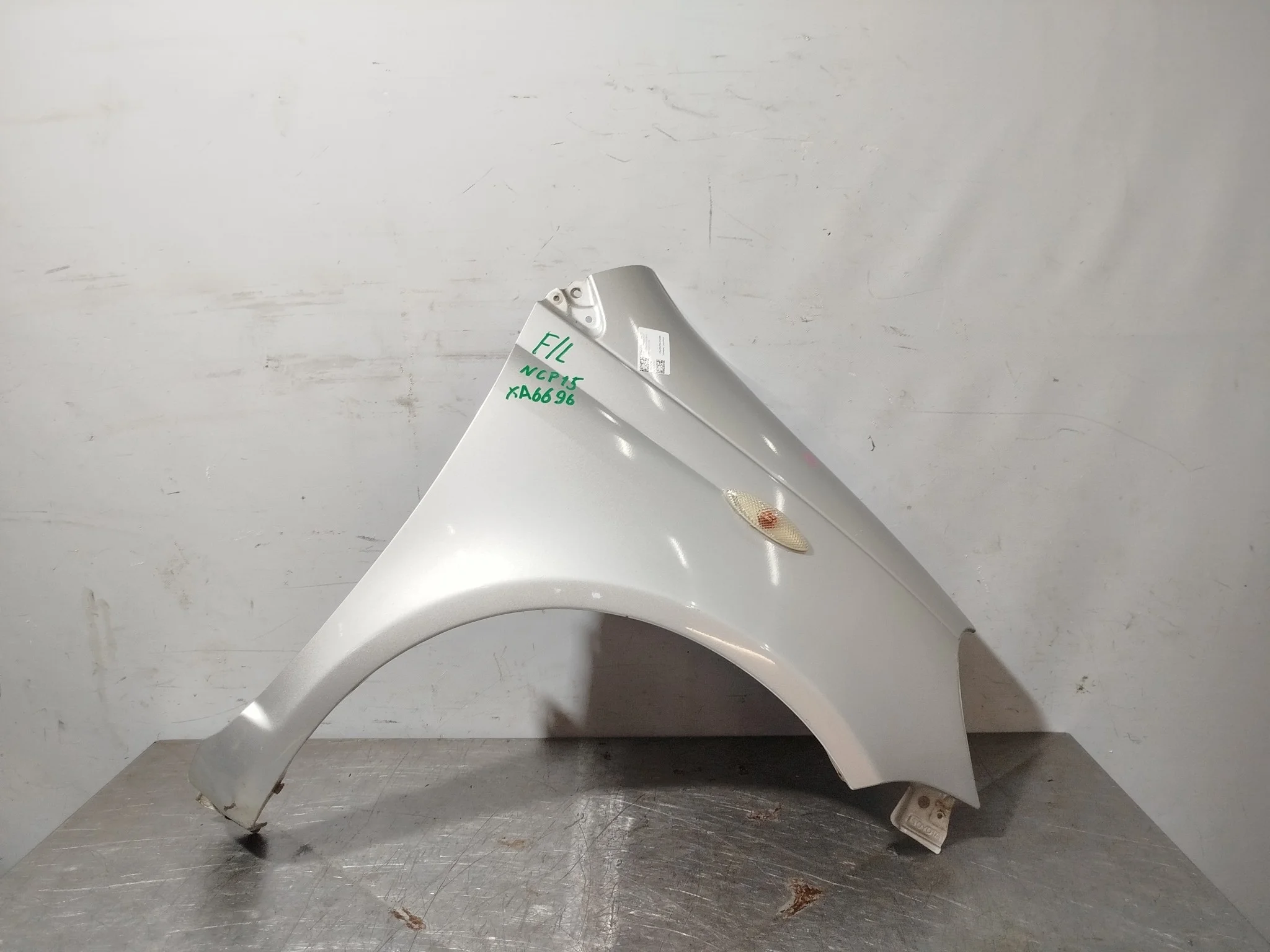 КРЫЛО TOYOTA VITZ YARIS NCP10 NCP13 NCP15 SCP10 SCP13 5381152010 ПЕРЕДНЕЕ ПРАВОЕ серебро XA6696
