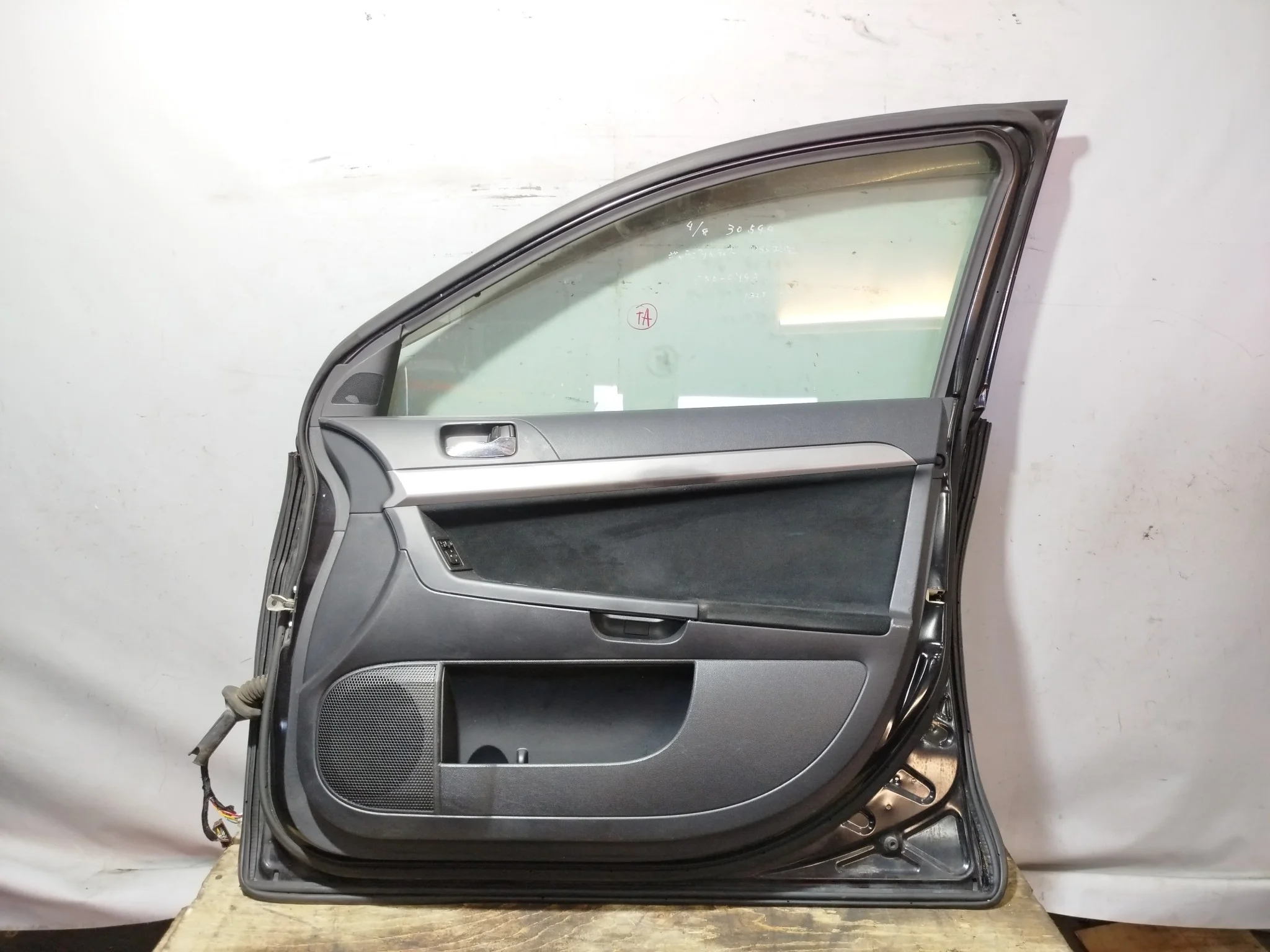 ДВЕРЬ MITSUBISHI GALANT FORTIS LANCER LANCER EVOLUTION CX1A CX2A CX3A CX4A CX5A CX6A... CX9A CY1A CY2A CY3A CY4A CY5A CY6A CY8A CY9A CZ4A 5700A558 ПЕРЕДНЯЯ ПРАВАЯ черный, X42B XE318