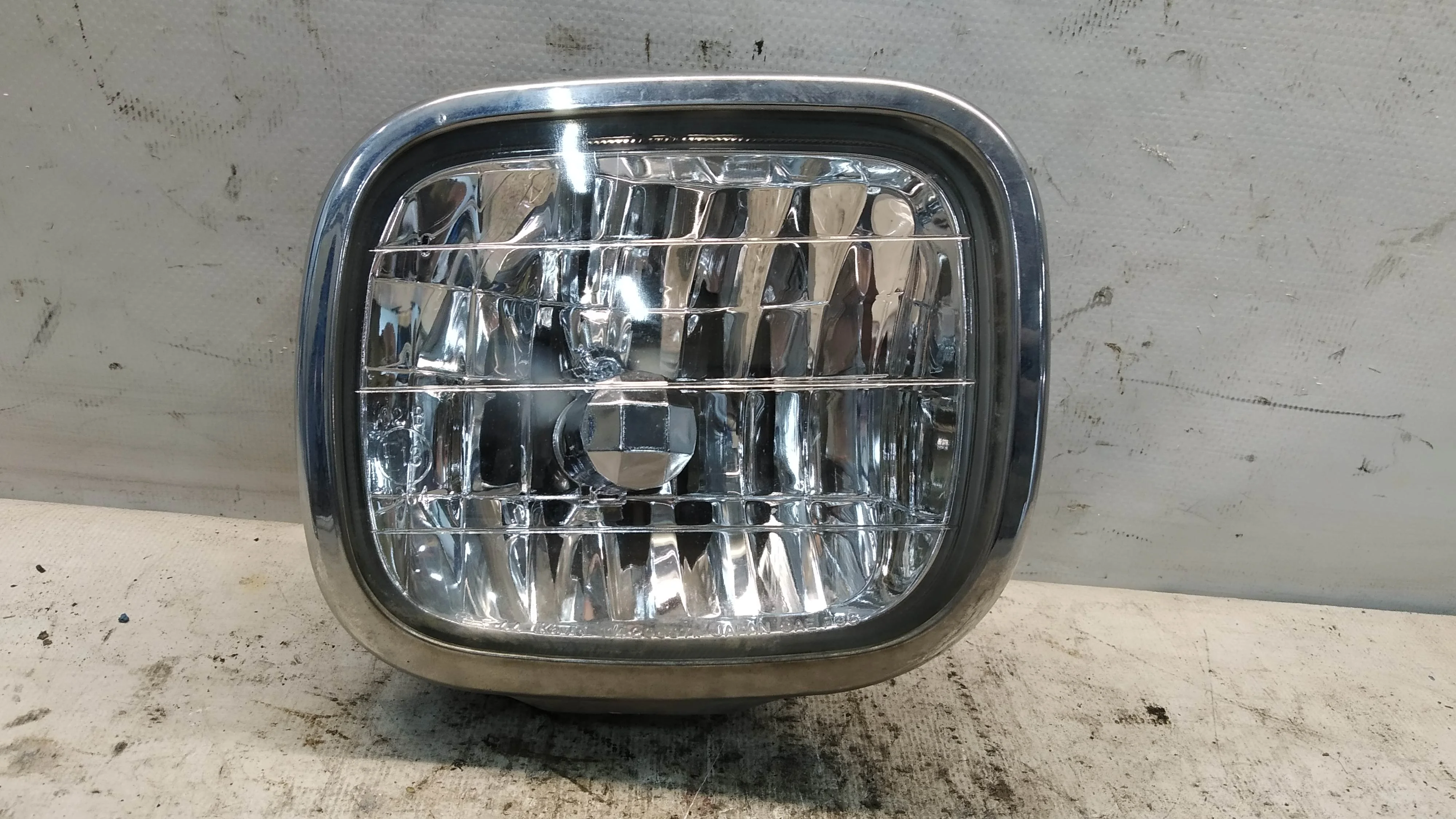 ТУМАНКА SUBARU FORESTER SF5 SF9 11420597 ПРАВАЯ БЕЛАЯ 84501FC141 NA7347Z