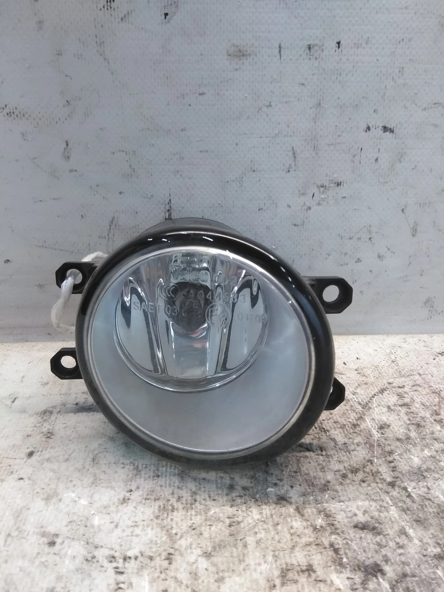 ТУМАНКА TOYOTA DAIHATSU SUBARU LEXUS ... VANGUARD VITZ VOXY WISH YARIS ACA30 ACA31... ZVW35 ZVW40W ZVW41W ZZT250 ZZT251 04709 ПРАВАЯ БЕЛАЯ 812100D040 XE277Z