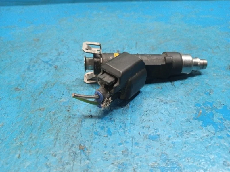 Форсунка топливная Mazda 3 2006-2013 L3G513250 LF-DE
