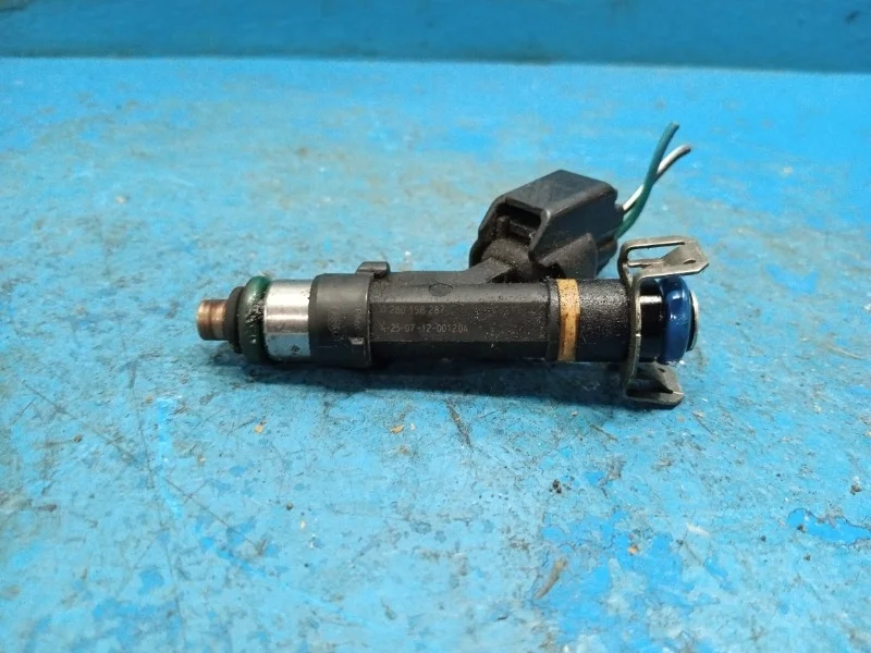 Форсунка топливная Mazda 3 2006-2013 L3G513250 LF-DE