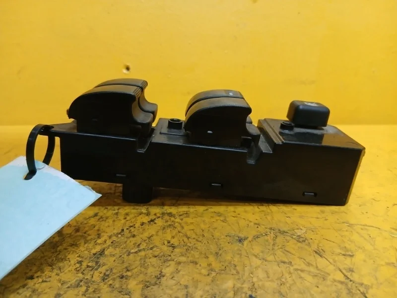Блок управления стеклоподъемниками Mitsubishi L200 2006-2014 MR587952