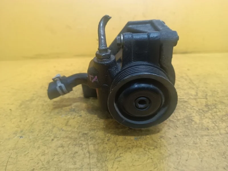 Насос гидроусилителя ГУР Ford Fusion 2002-2012 1495668 FYJA